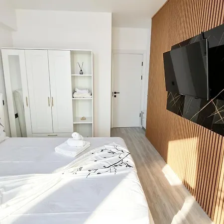 아파트호텔 D49 - In Alezzi Odyssey Pool & Mamaia Nord 3*